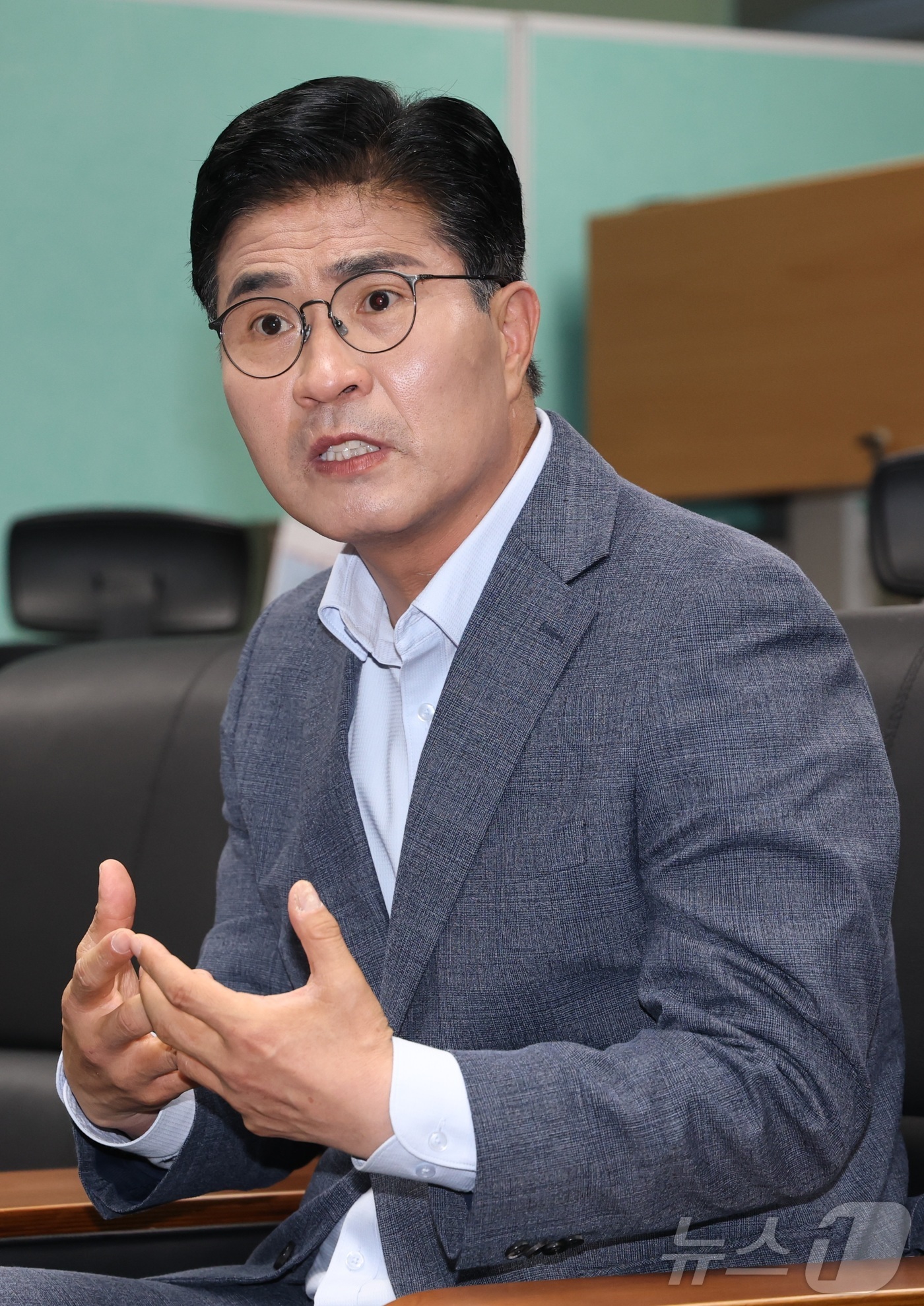 (전주=뉴스1) 유경석 기자 = 이원택 더불어민주당 전북도지사 당선인이 4일 전북 전주시 전북특별자치도의회 기자실을 방문해 간담회를 열고 질의에 답변을 하고 있다. 2026.6.4 …