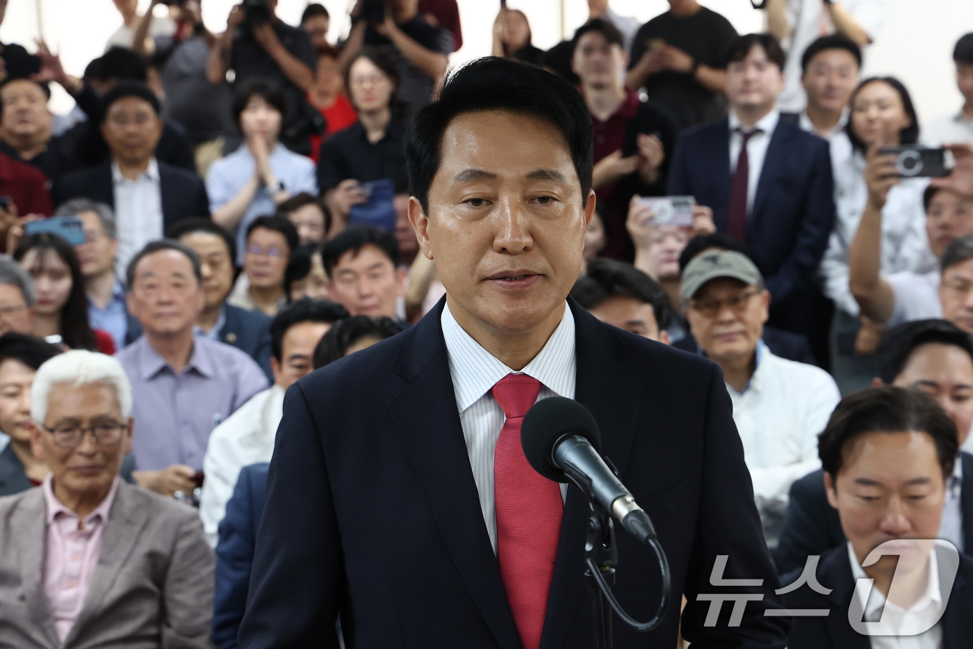 (서울=뉴스1) 김도우 기자 = 오세훈 국민의힘 서울시장 후보가 4일 서울 종로구에 마련된 본인의 선거사무소에서 당선이 유력해지자 입장을 밝히고 있다. 2026.6.4/뉴스1