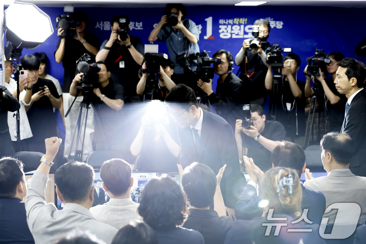 (서울=뉴스1) 안은나 기자 = 정원오 더불어민주당 서울시장 후보가 4일 서울 중구 선거캠프 상황실에서 제9회 전국동시지방선거 낙선 인사를 하고 있다. (공동취재) 2026.6.4 …