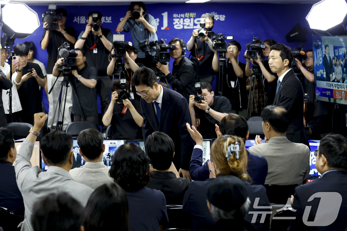 (서울=뉴스1) 안은나 기자 = 정원오 더불어민주당 서울시장 후보가 4일 서울 중구 선거캠프 상황실에서 제9회 전국동시지방선거 낙선 인사를 하고 있다. (공동취재) 2026.6.4 …