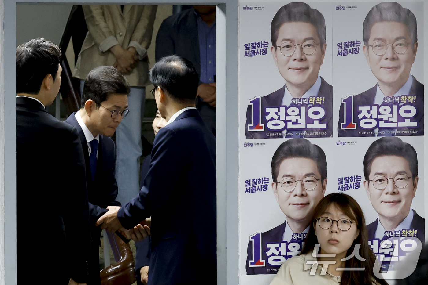 (서울=뉴스1) 안은나 기자 = 정원오 더불어민주당 서울시장 후보가 4일 서울 중구 선거캠프 상황실에서 제9회 전국동시지방선거 관련 입장 발푤글 앞두고 캠프 관계자와 인사를 나누고 …