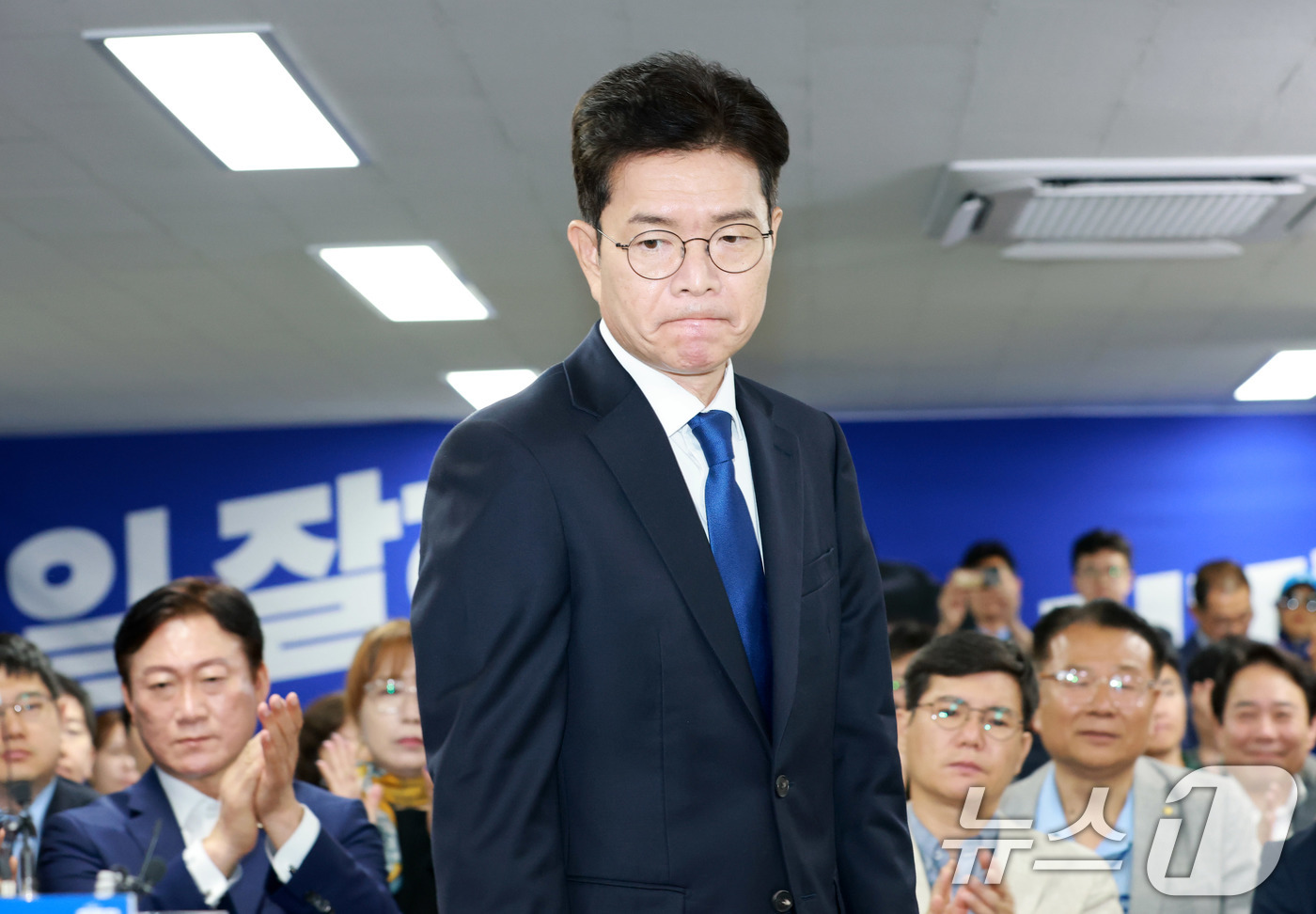 (서울=뉴스1) 안은나 기자 = 정원오 더불어민주당 서울시장 후보가 4일 서울 중구 선거캠프 상황실에서 제9회 전국동시지방선거 관련 입장 발표를 위해 이동하고고 있다. (공동취재) …