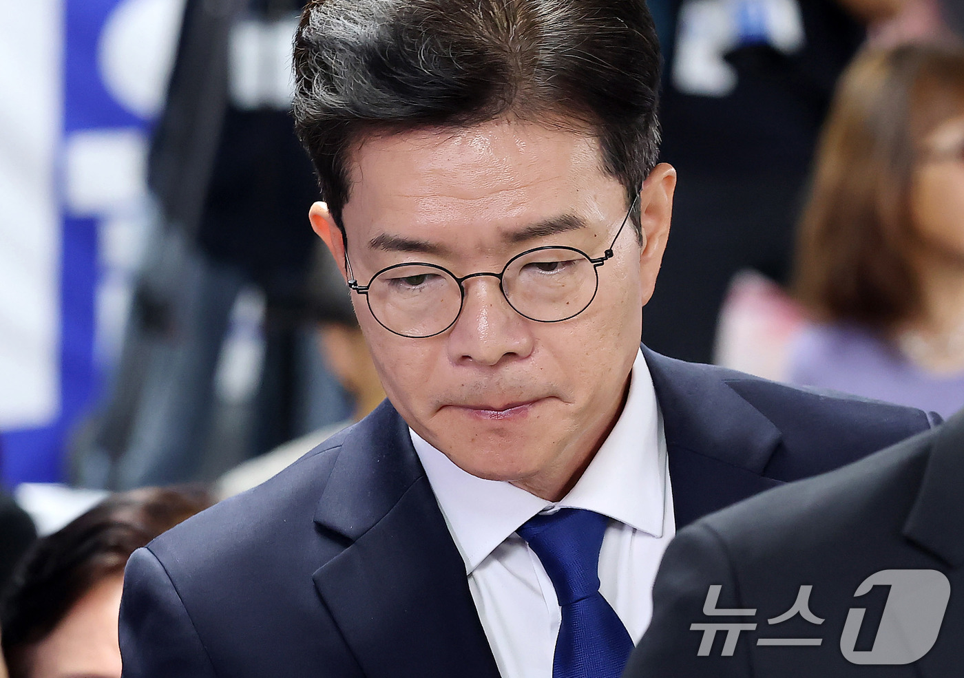 (서울=뉴스1) 안은나 기자 = 정원오 더불어민주당 서울시장 후보가 4일 서울 중구 선거캠프 상황실에 들어오고 있다. (공동취재) 2026.6.4/뉴스1