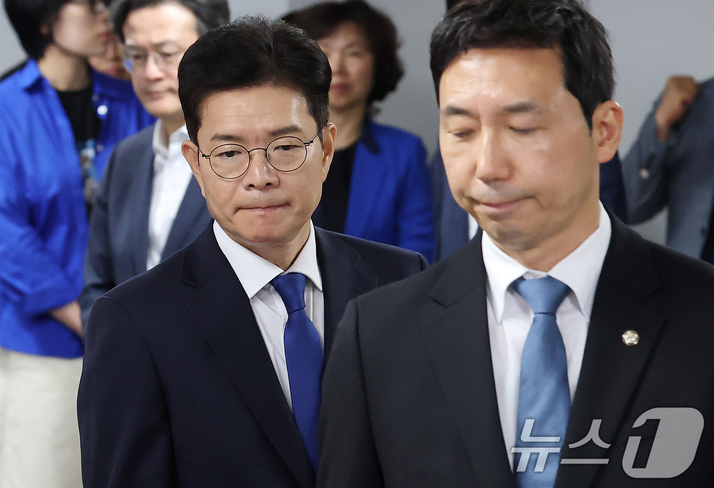 (서울=뉴스1) 안은나 기자 = 정원오 더불어민주당 서울시장 후보가 4일 오전 서울 중구 세종대로 캠프에서 제9회 전국동시지방선거 개표 상황에 따른 입장 발표를 위해 들어서고 있다 …