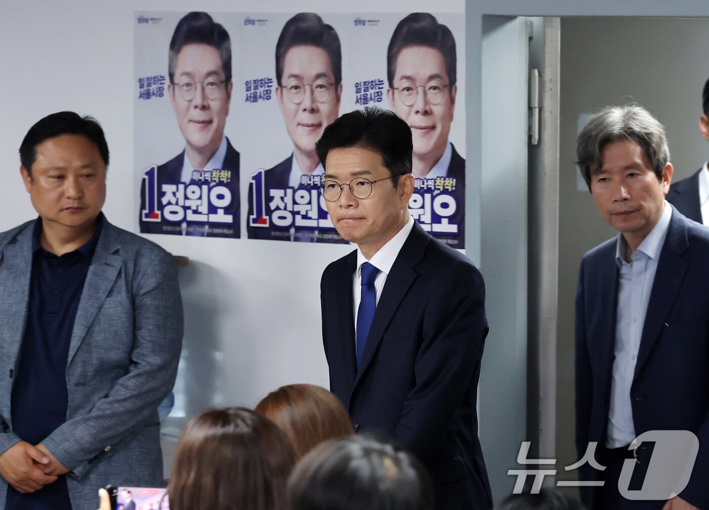 본문 이미지 - 정원오 더불어민주당 서울시장 후보가 4일 오전 서울 중구 선거 사무소에서 선거 결과에 승복하는 입장을 발표하기 위해 개표상황실로 입장하고 있다. 26.06.04 ⓒ 뉴스1 안은나 기자