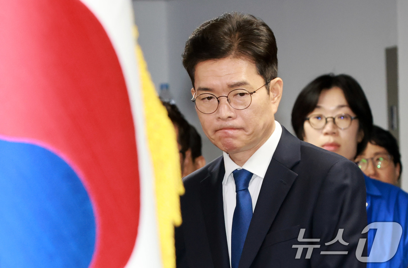 (서울=뉴스1) 안은나 기자 = 정원오 더불어민주당 서울시장 후보가 4일  오전 서울 중구 세종대로 캠프에서 제9회 전국동시지방선거 관련 입장을 밝히기 위해 이동하고 있다. (공동 …