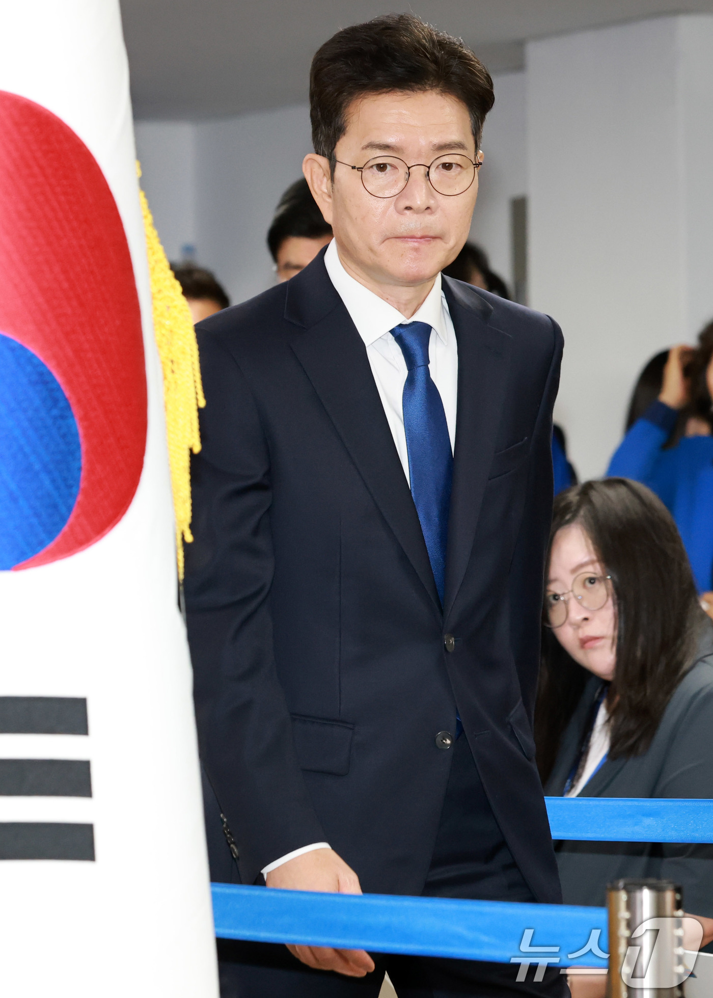 (서울=뉴스1) 안은나 기자 = 정원오 더불어민주당 서울시장 후보가 4일  오전 서울 중구 세종대로 캠프에서 제9회 전국동시지방선거 관련 입장을 밝히기 위해 이동하고 있다. (공동 …