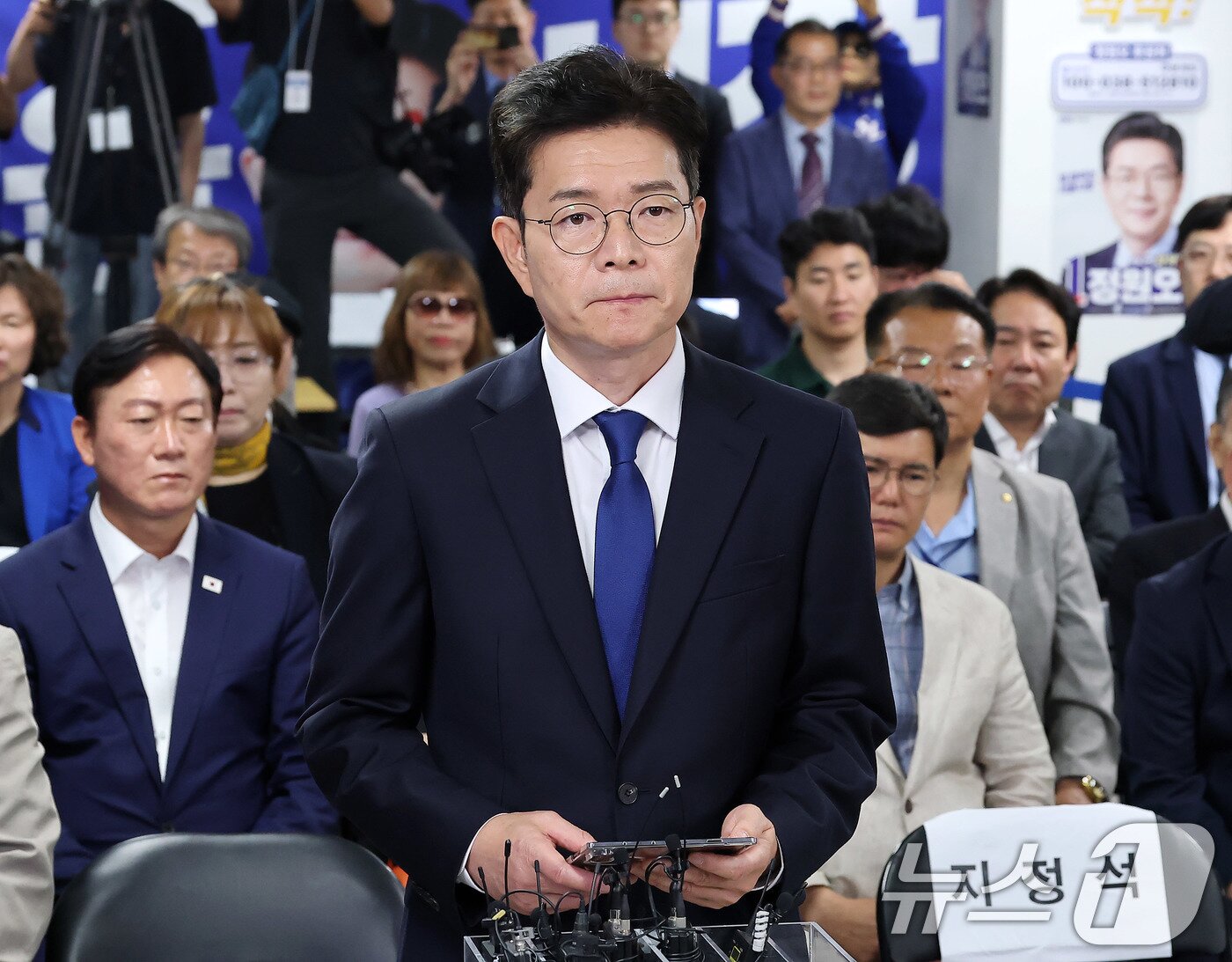 본문 이미지 - 정원오 더불어민주당 서울시장 후보가 4일 오전 서울 중구 세종대로 캠프에서 제9회 전국동시지방선거 개표 상황에 따른 입장을 밝히고 있다. (공동취재) 2026.6.4 ⓒ 뉴스1 안은나 기자