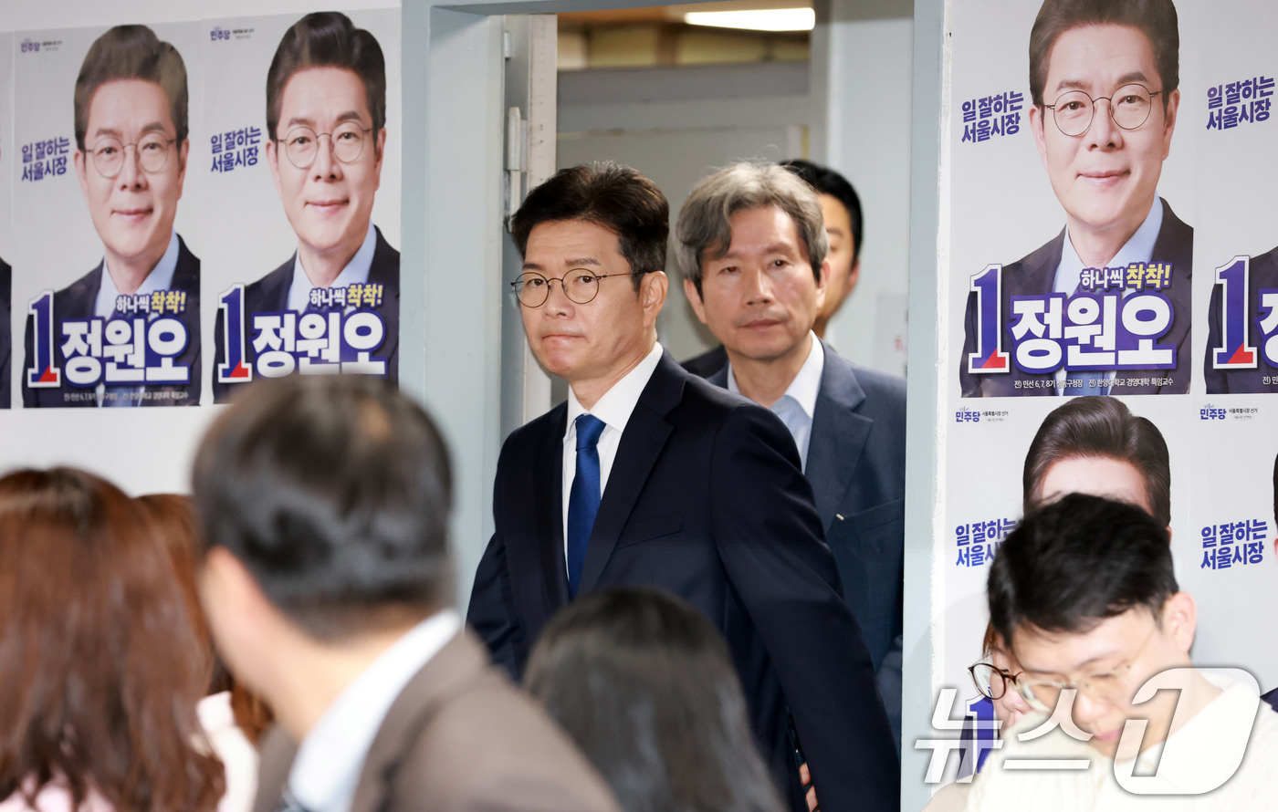 (서울=뉴스1) 안은나 기자 = 정원오 더불어민주당 서울시장 후보가 4일  오전 서울 중구 세종대로 캠프에서 제9회 전국동시지방선거 관련 입장을 밝히기 위해 이동하고 있다. (공동 …