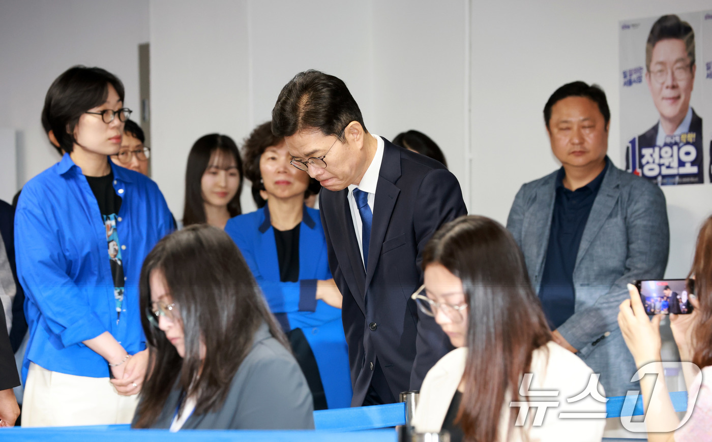 (서울=뉴스1) 안은나 기자 = 정원오 더불어민주당 서울시장 후보가 4일  오전 서울 중구 세종대로 캠프에서 제9회 전국동시지방선거 관련 입장을 밝히기 위해 입장하고 있다. (공동 …