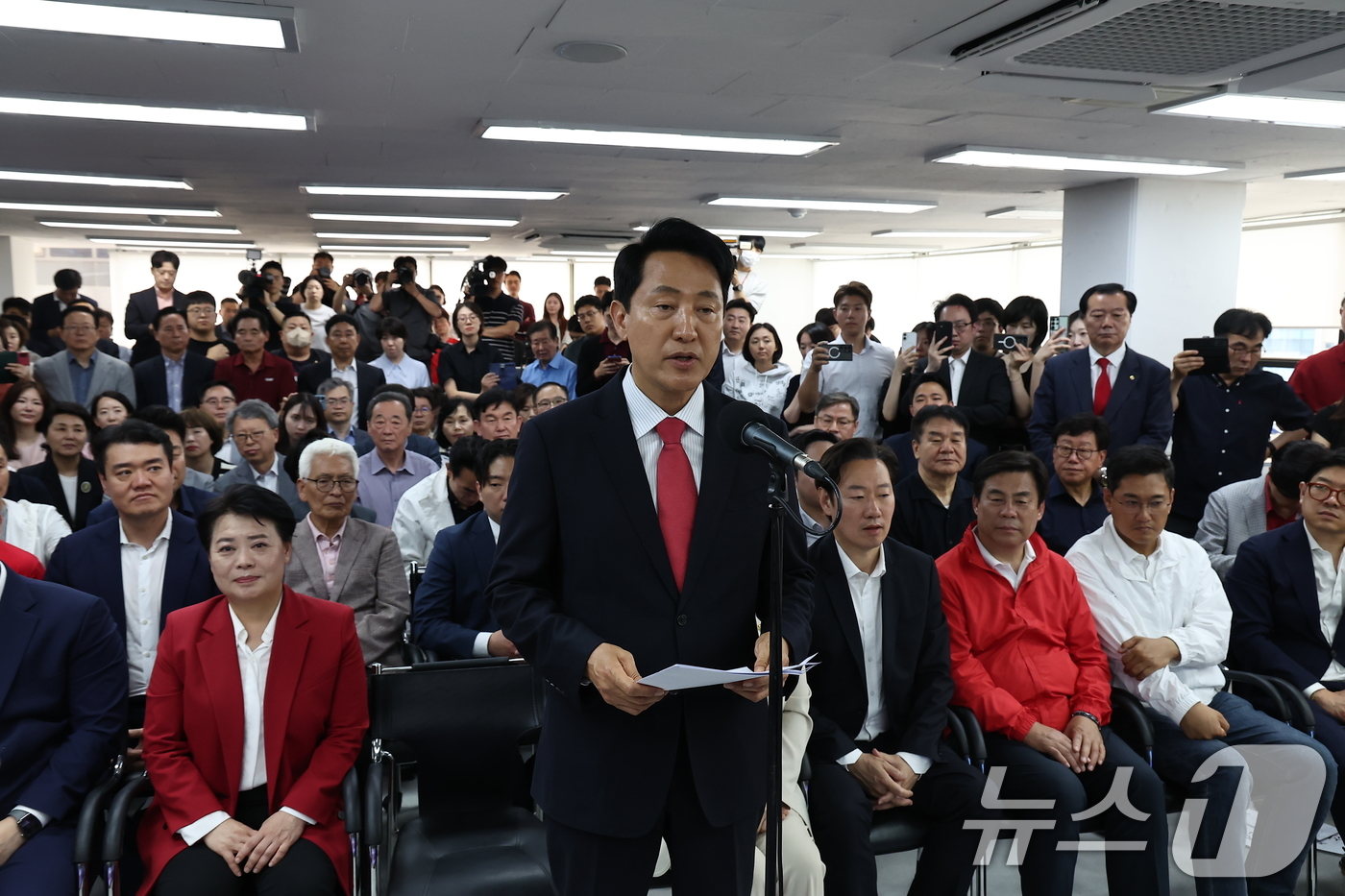 (서울=뉴스1) 김도우 기자 = 오세훈 국민의힘 서울시장 후보가 4일 서울 종로구에 마련된 본인의 선거사무소에서 당선이 유력해지자 입장을 밝히고 있다. 2026.6.4/뉴스1