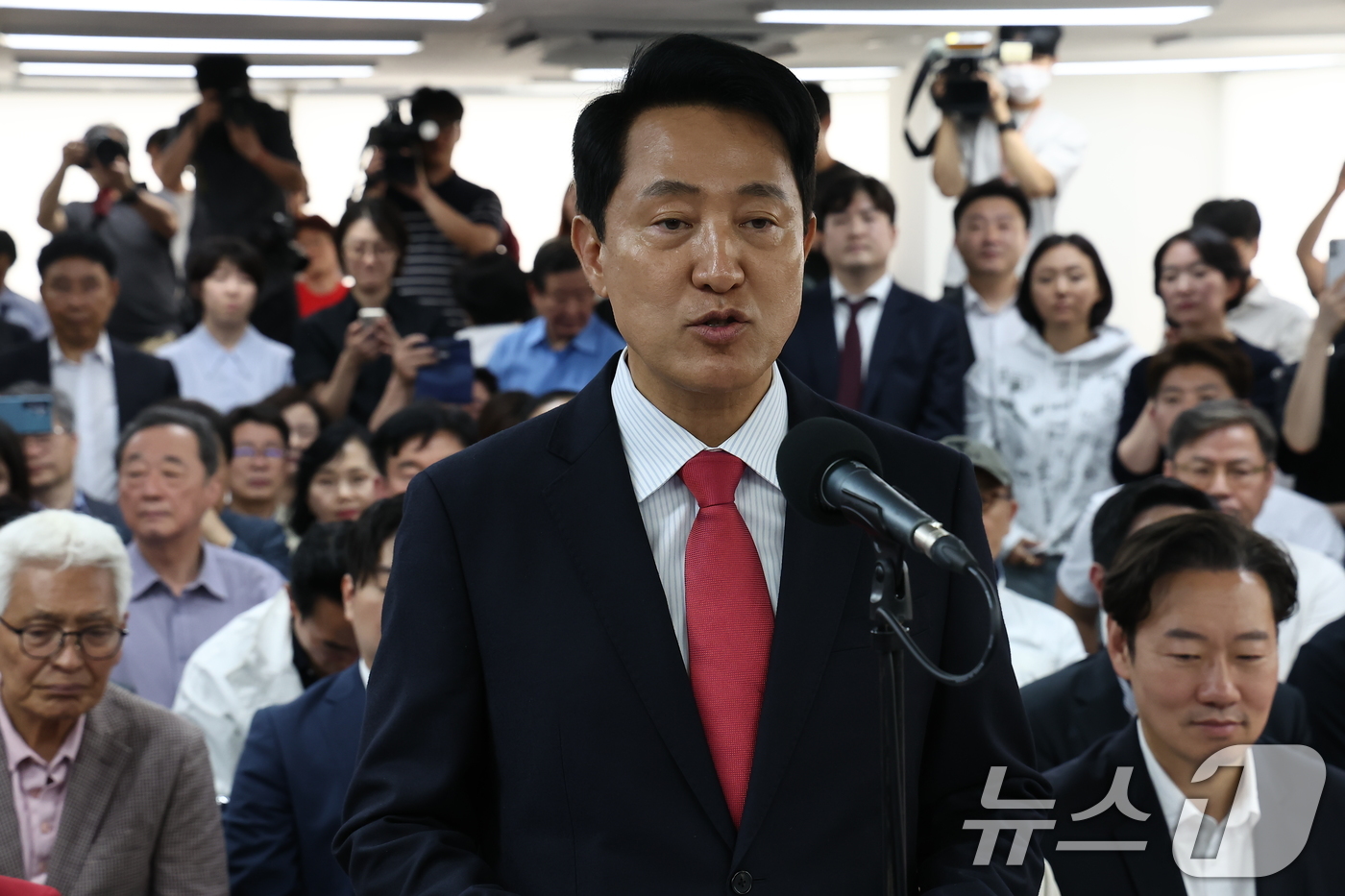 (서울=뉴스1) 김도우 기자 = 오세훈 국민의힘 서울시장 후보가 4일 서울 종로구에 마련된 본인의 선거사무소에서 당선이 유력해지자 입장을 밝히고 있다. 2026.6.4/뉴스1