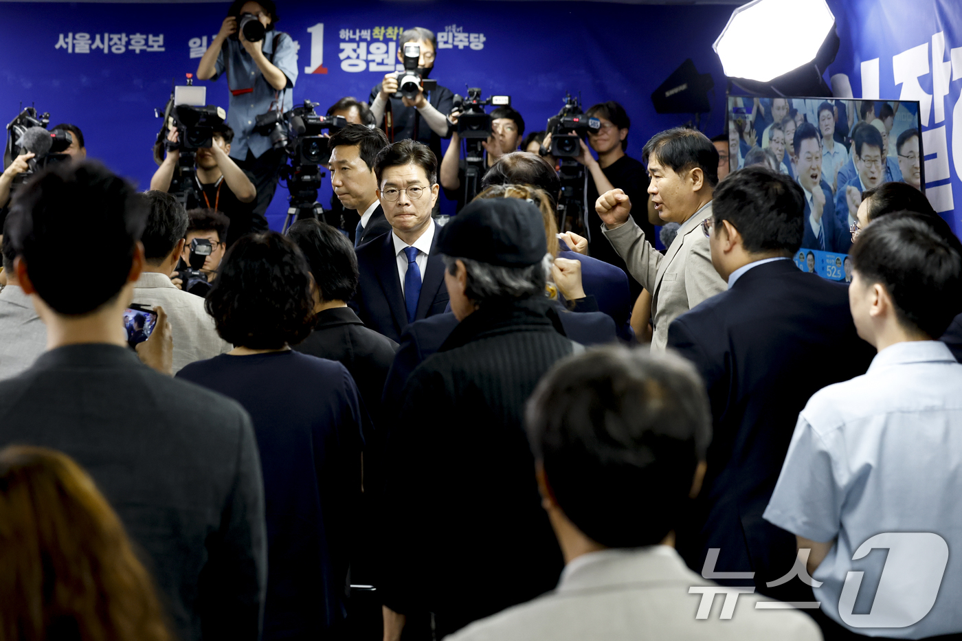 (서울=뉴스1) 안은나 기자 = 정원오 더불어민주당 서울시장 후보가 4일 서울 중구 선거캠프 상황실에서 제9회 전국동시지방선거 낙선 인사를 하고 있다. (공동취재) 2026.6.4 …