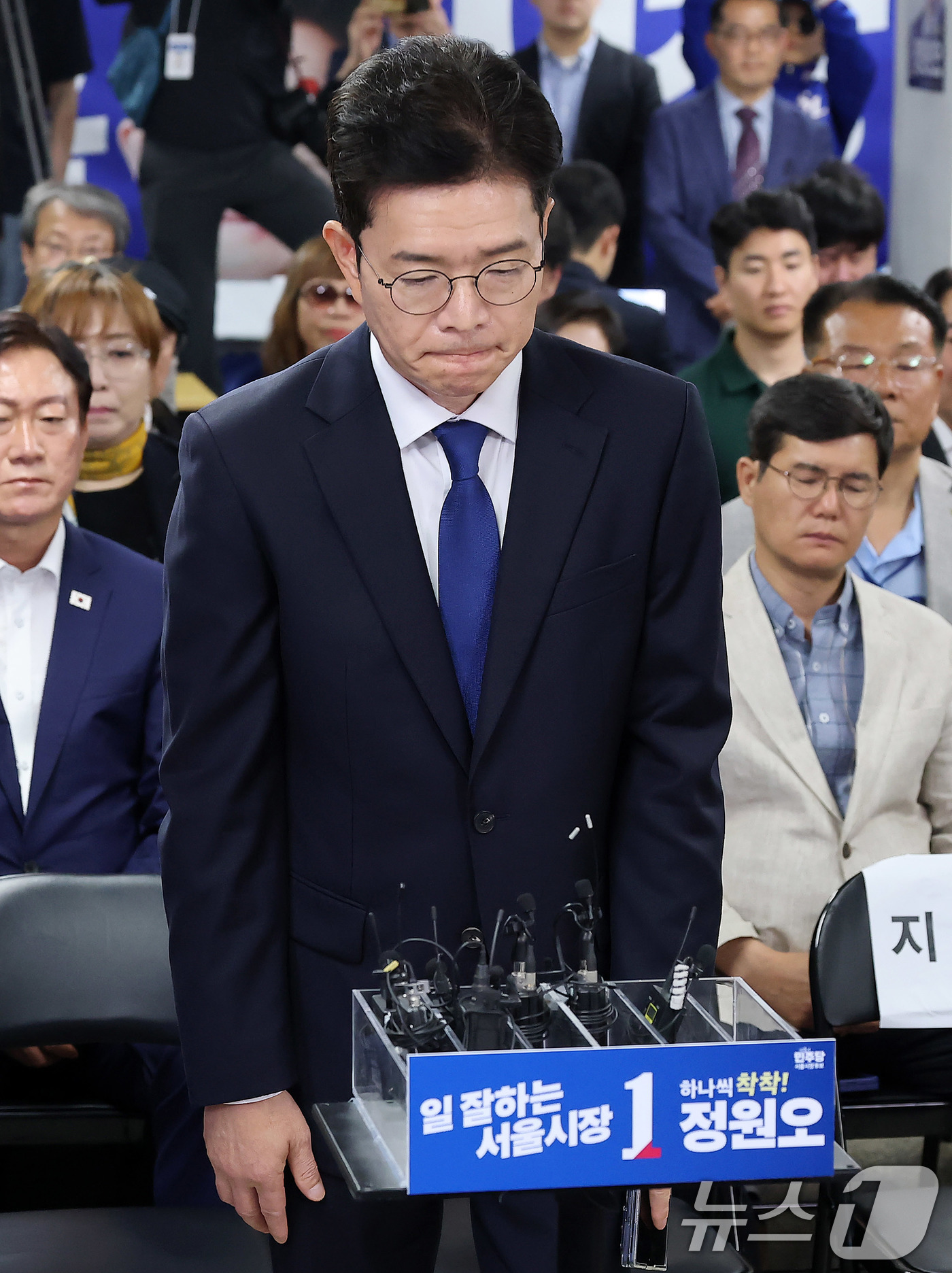 (서울=뉴스1) 안은나 기자 = 정원오 더불어민주당 서울시장 후보가 4일  오전 서울 중구 세종대로 캠프에서 제9회 전국동시지방선거 패배 승복 연설 전 인사하고 있다. (공동취재) …