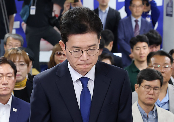 패배 승복 연설 전 인사하는 정원오