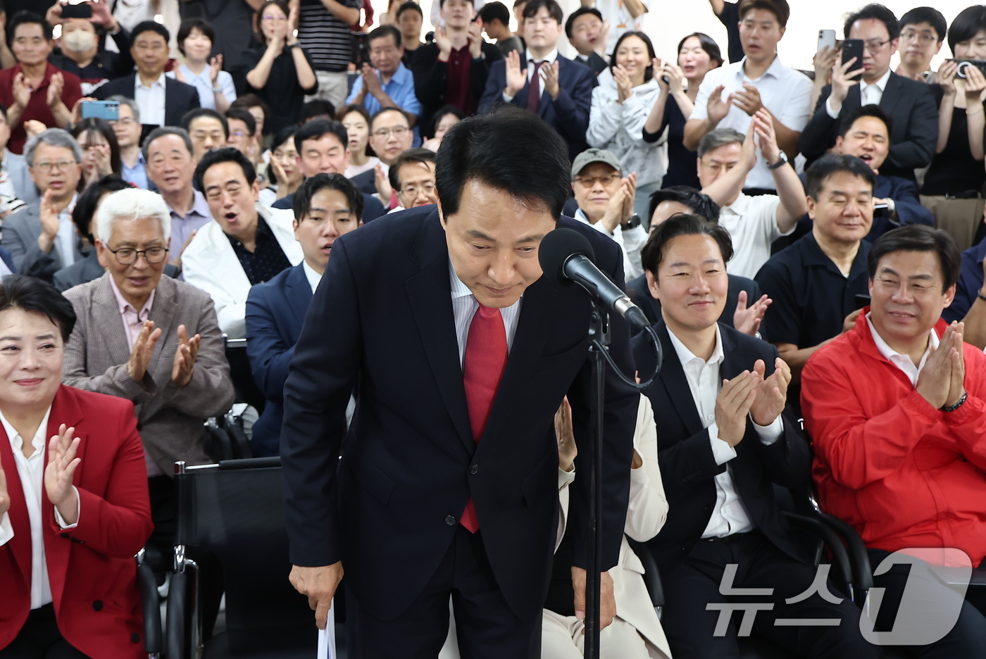 (서울=뉴스1) 김도우 기자 = 오세훈 국민의힘 서울시장 후보가 4일 서울 종로구에 마련된 본인의 선거사무소에서 당선이 유력해지자 입장을 밝힌 후 인사를 하고 있다. 2026.6. …