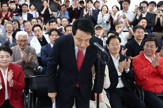 고개 숙여 인사하는 오세훈