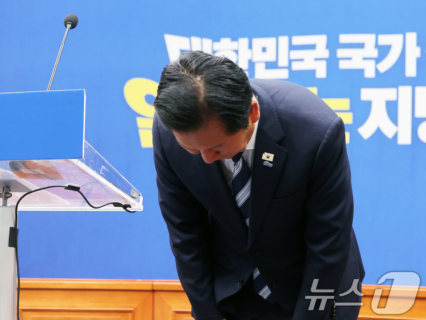 (서울=뉴스1) 황기선 기자 = 정청래 더불어민주당 대표가 4일 오전 서울 여의도 국회에서 열린 '6·3지방선거 결과' 관련 기자회견에서 인사를 하고 있다.  2026.6.4/뉴스 …