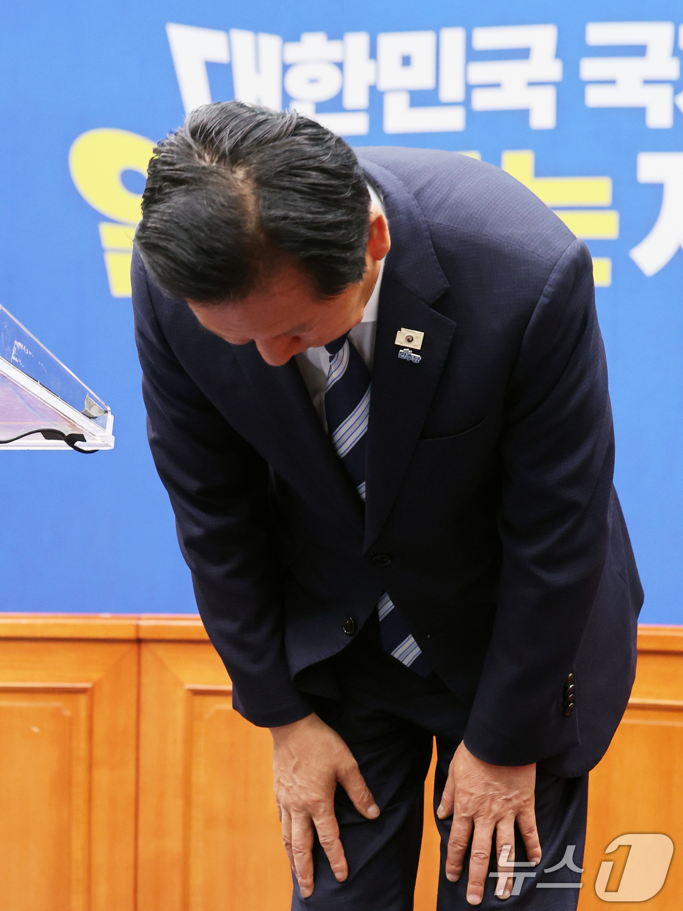 (서울=뉴스1) 황기선 기자 = 정청래 더불어민주당 대표가 4일 오전 서울 여의도 국회에서 열린 '6·3지방선거 결과' 관련 기자회견에서 인사를 하고 있다.  2026.6.4/뉴스 …