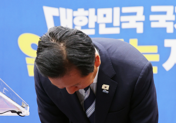 인사하는 정청래 더불어민주당 대표