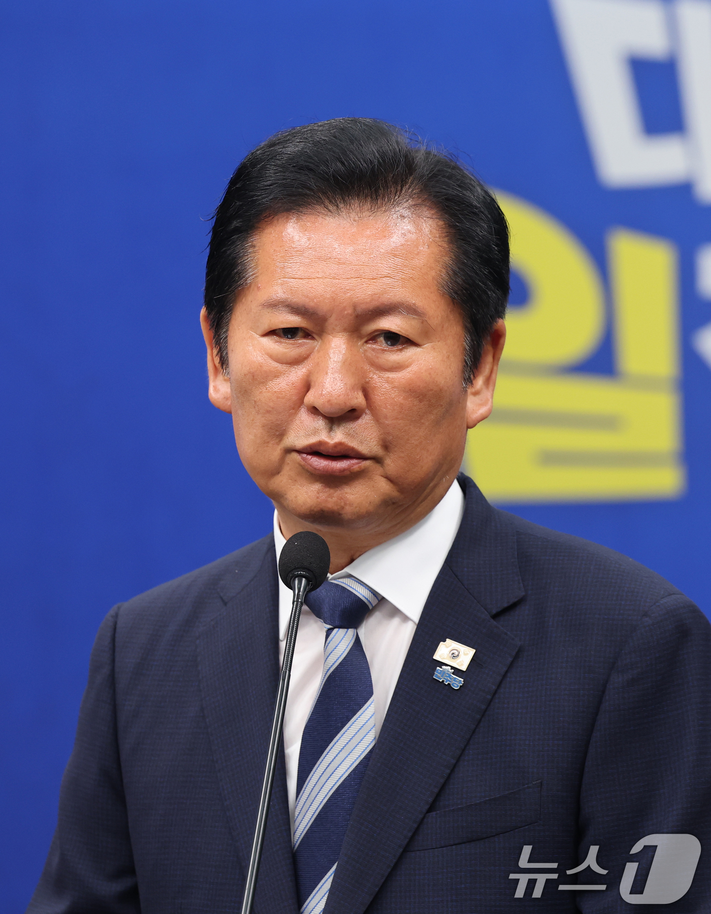 (서울=뉴스1) 황기선 기자 = 정청래 더불어민주당 대표가 4일 오전 서울 여의도 국회에서 열린 '6·3지방선거 결과' 관련 기자회견에서 모두발언을 하고 있다. 2026.6.4/뉴 …