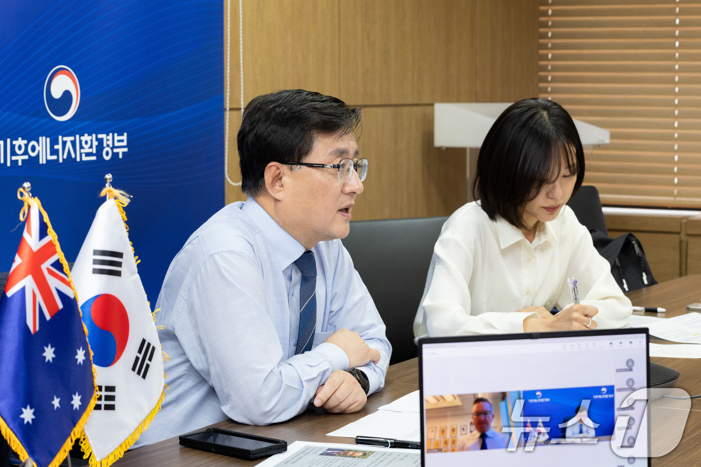 (서울=뉴스1) = 김성환 기후에너지환경부 장관이 4일 서울 종로구 고준위 방사성폐기물관리위원회에서 2026 UN기후변화협약당사국총회(COP31) 협상의장인 크리스 보웬 호주 기후 …