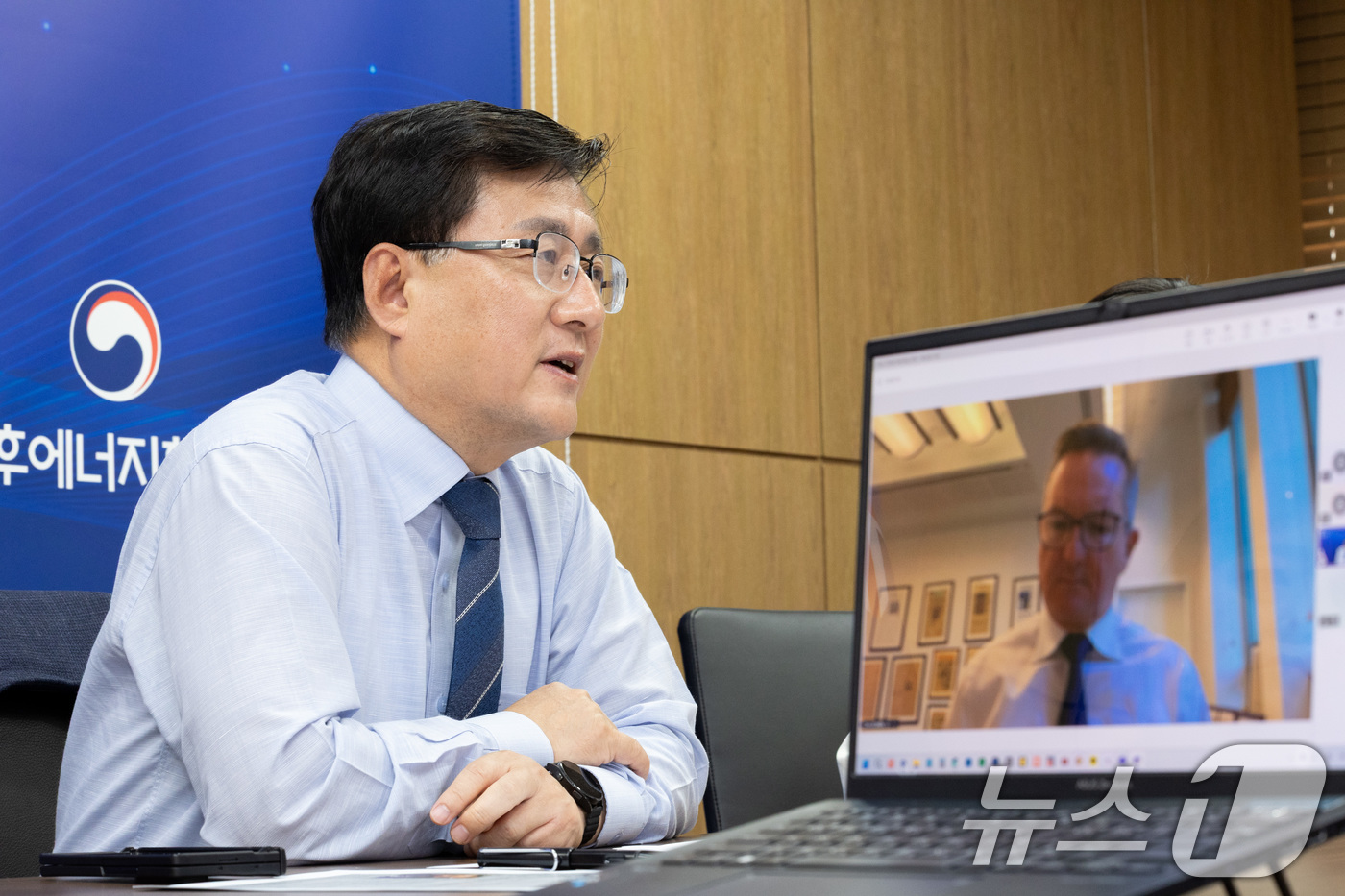 (서울=뉴스1) = 김성환 기후에너지환경부 장관이 4일 서울 종로구 고준위 방사성폐기물관리위원회에서 2026 UN기후변화협약당사국총회(COP31) 협상의장인 크리스 보웬 호주 기후 …