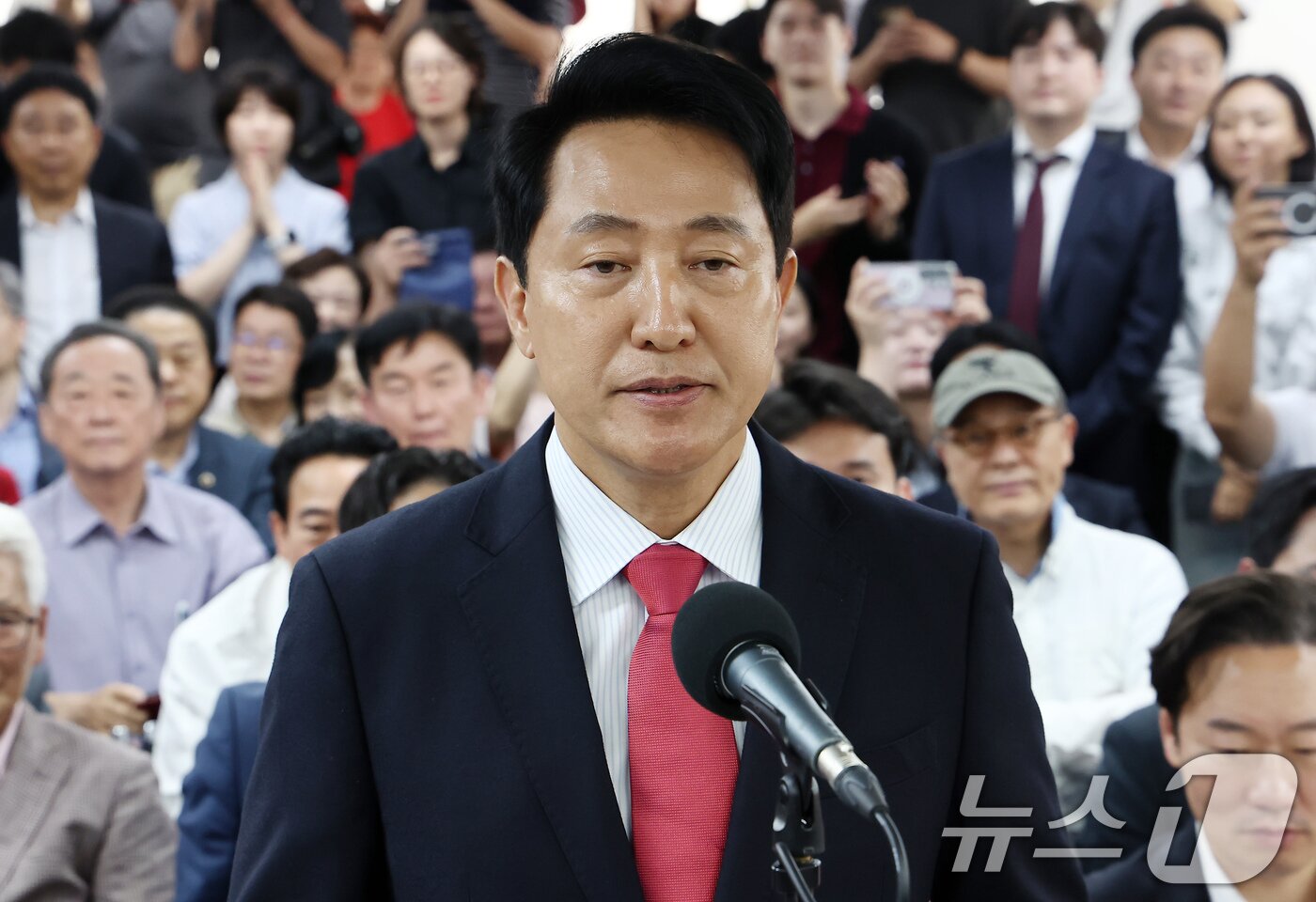 본문 이미지 - 오세훈 국민의힘 서울시장 후보가 4일 서울 종로구에 마련된 본인의 선거사무소에서 당선이 유력해지자 입장을 밝히고 있다. 2026.6.4 ⓒ 뉴스1 김도우 기자