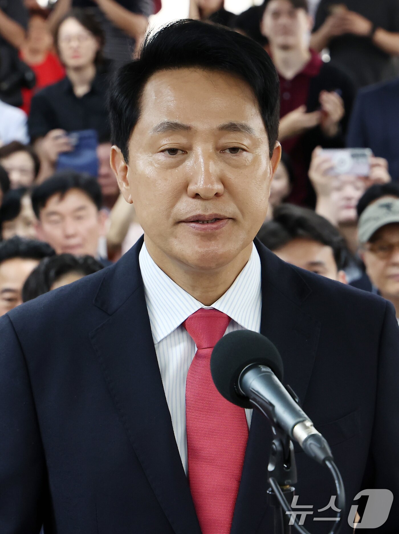 본문 이미지 - 오세훈 국민의힘 서울시장 후보가 4일 서울 종로구에 마련된 본인의 선거사무소에서 당선이 유력해지자 입장을 밝히고 있다. 2026.6.4 ⓒ 뉴스1 김도우 기자