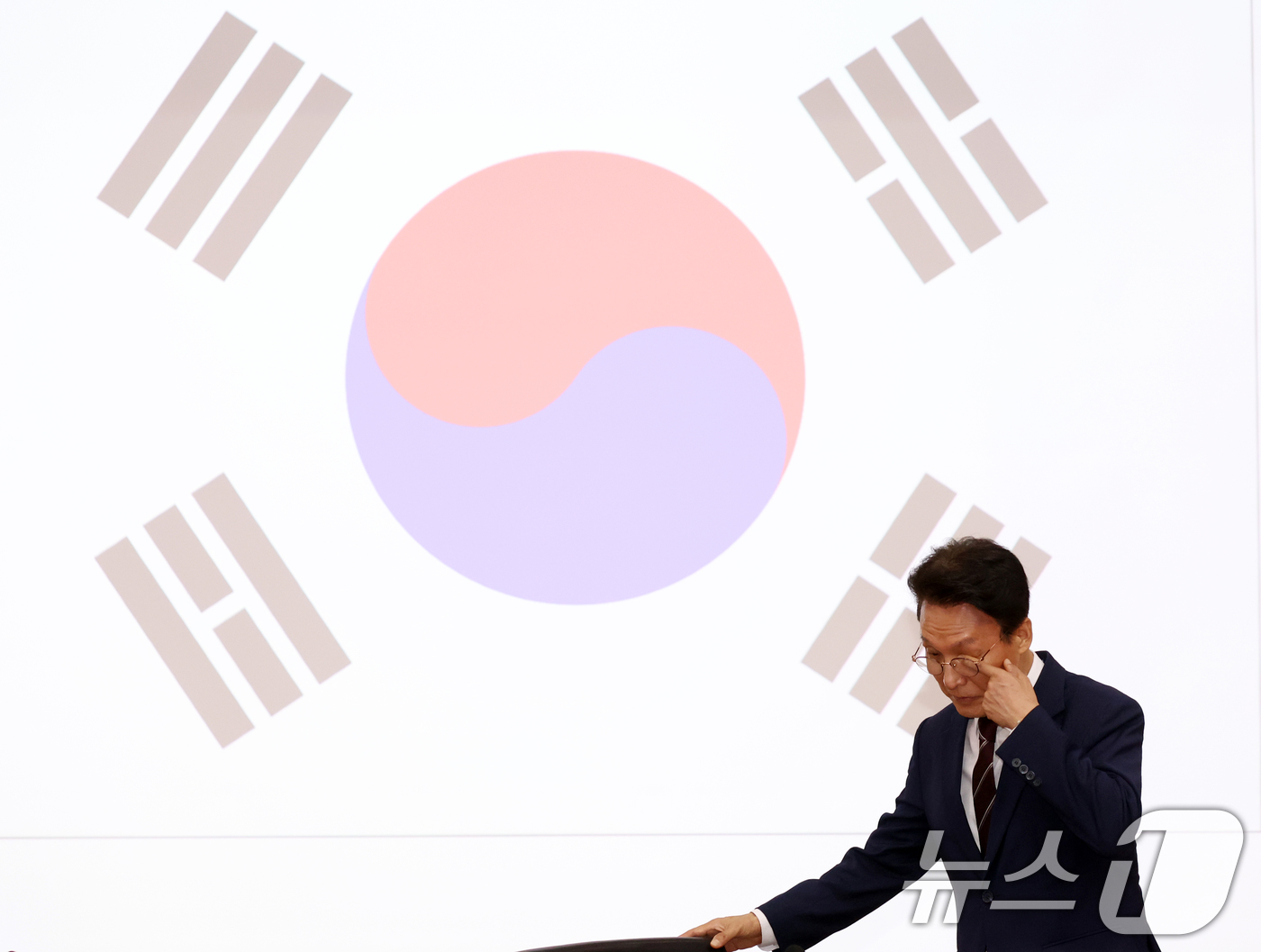 (서울=뉴스1) 김명섭 기자 = 김민석 국무총리가 4일 오전 서울 종로구 정부서울청사 별관에서 열린 드론·대드론 통합 TF 최종보고회의에서 국기에 대한 경례를 마치고 착석하고 있다 …
