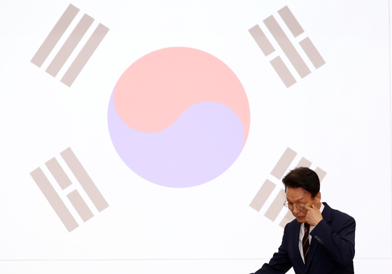 착석하는 김민석 총리