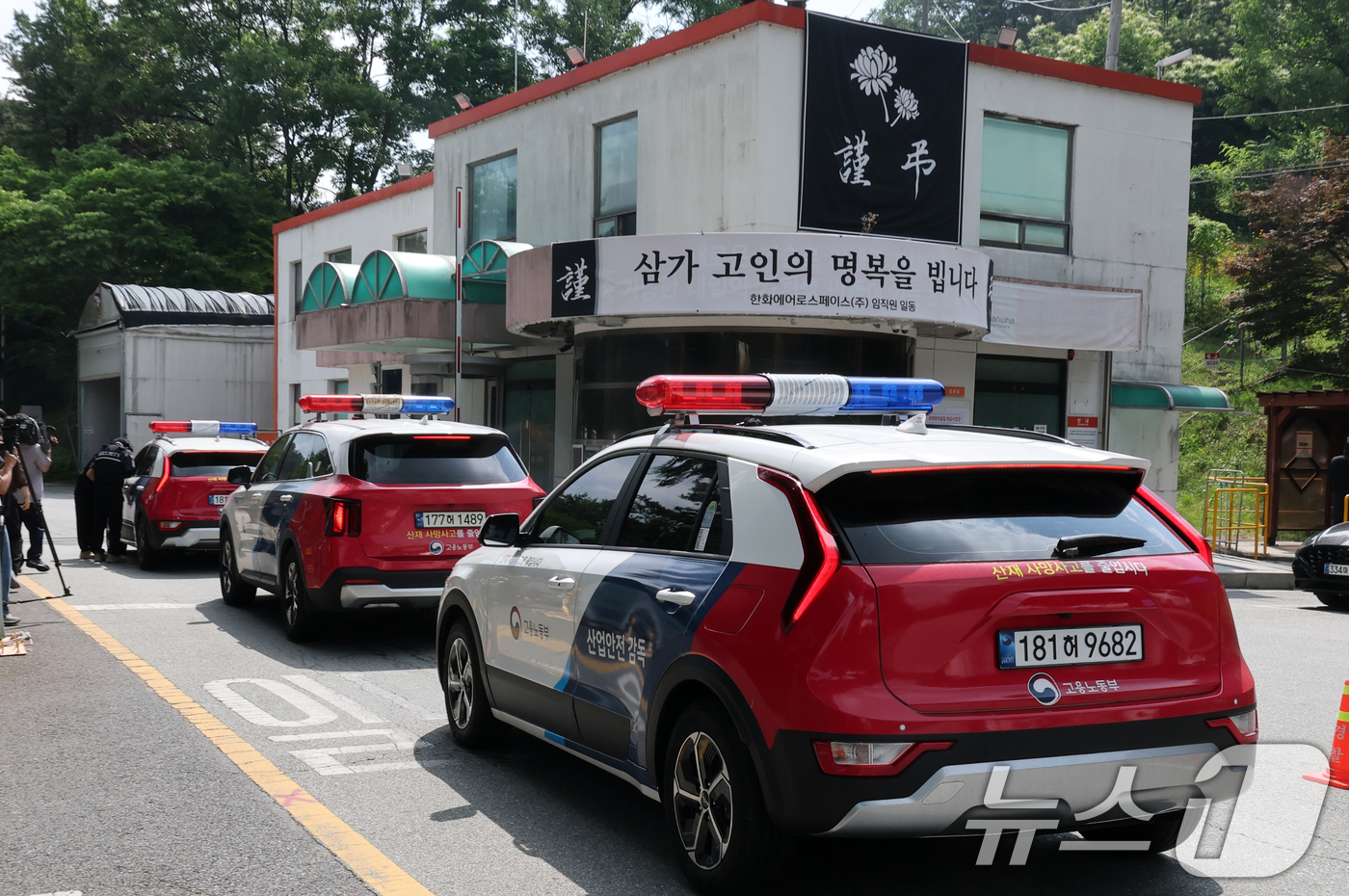 (대전=뉴스1) 김기태 기자 = 대전경찰청 등 수사전담팀이 4일 오전 한화에어로스페이스 대전사업장에서 압수수색을 하기 위해 차량으로 진입하고 있다.전담수사팀은 이날 한화에어로스페이 …