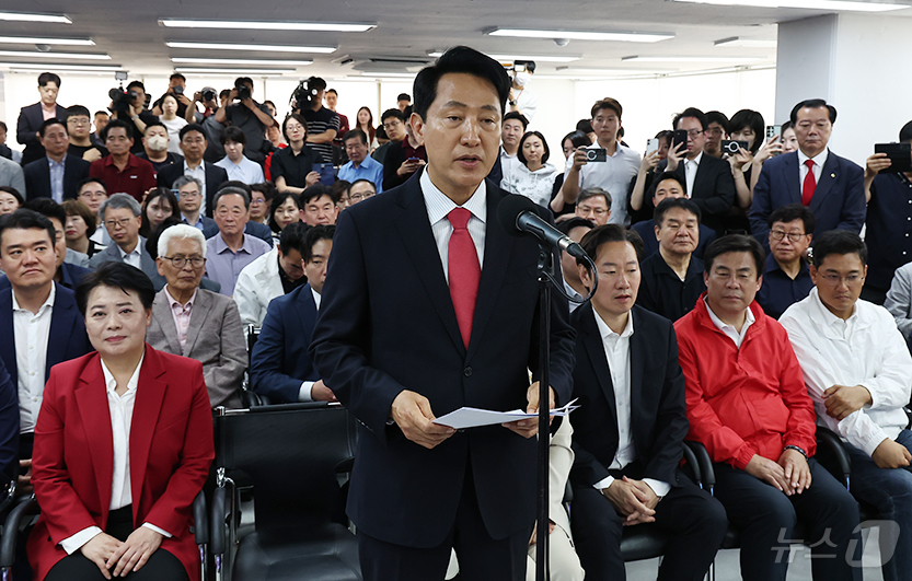 (서울=뉴스1) 김도우 기자 = 오세훈 국민의힘 서울시장 후보가 4일 서울 종로구에 마련된 본인의 선거사무소에서 당선이 유력해지자 입장을 밝히고 있다. 2026.6.4/뉴스1