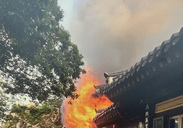 경주 주사산 주사암 사찰에 불…헬기 2대 투입 진화 중