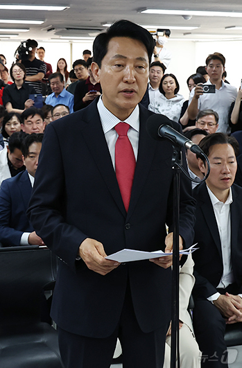 (서울=뉴스1) 김도우 기자 = 오세훈 국민의힘 서울시장 후보가 4일 서울 종로구에 마련된 본인의 선거사무소에서 당선이 유력 해지자 입장을 밝히고 있다. 2026.6.4/뉴스1