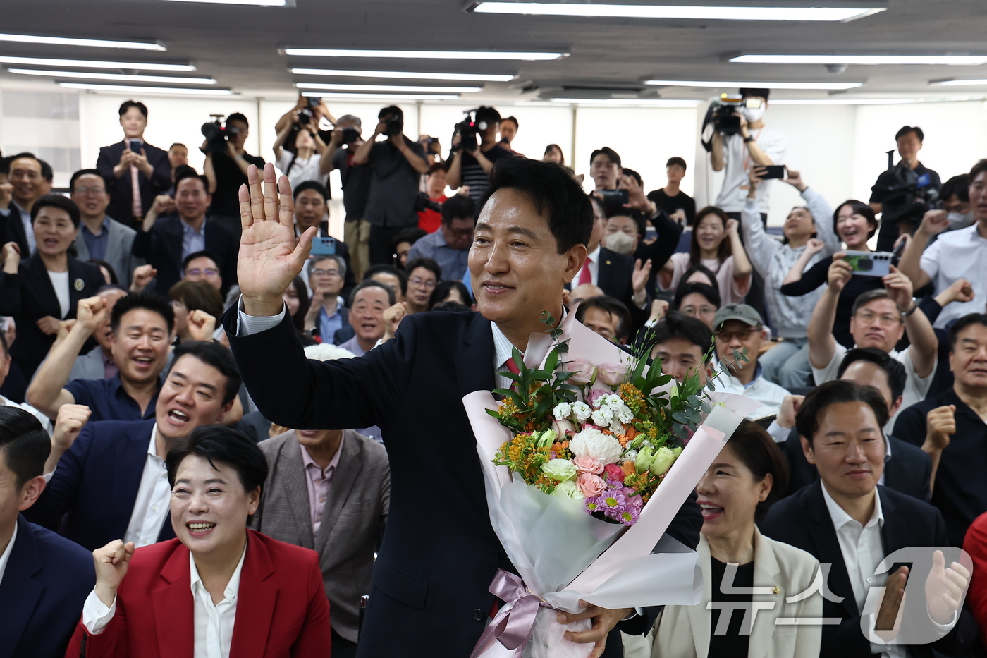 (서울=뉴스1) 김도우 기자 = 오세훈 국민의힘 서울시장 후보가 4일 서울 종로구에 마련된 본인의 선거사무소에서 당선이 유력해지자 입장 발표 후 꽃다발을 받고 인사하고 있다. 20 …