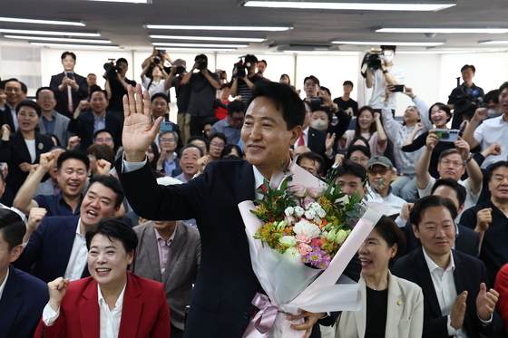 꽃다발 받고 인사하는 오세훈