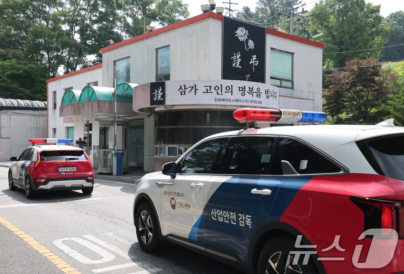 본문 이미지 - 대전경찰청 등 수사전담팀이 지난 6월 한화에어로스페이스 대전사업장에서 압수수색을 하기 위해 차량으로 진입하고 있다. 2026.6.4 ⓒ 뉴스1 김기태 기자