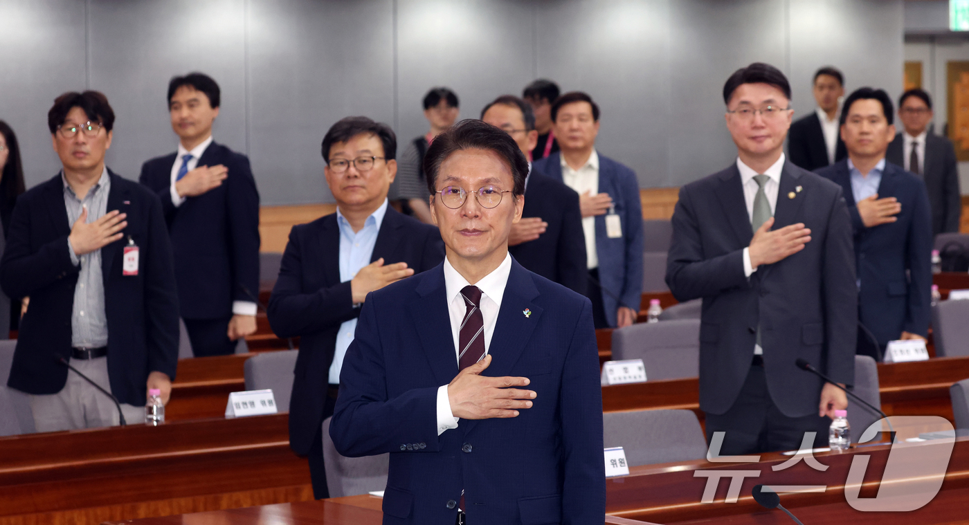 (서울=뉴스1) 김명섭 기자 = 김민석 국무총리가 4일 오전 서울 종로구 정부서울청사 별관에서 열린 드론·대드론 통합 TF 최종보고회의에서 국기에 대한 경례를 하고 있다. 2026 …