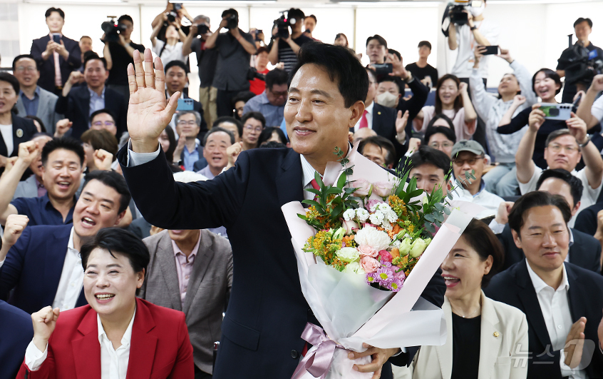 (서울=뉴스1) 김도우 기자 = 오세훈 국민의힘 서울시장 후보가 4일 서울 종로구에 마련된 본인의 선거사무소에서 당선이 유력해지자 입장 발표 후 꽃다발을 받고 환호 있다. 2026 …