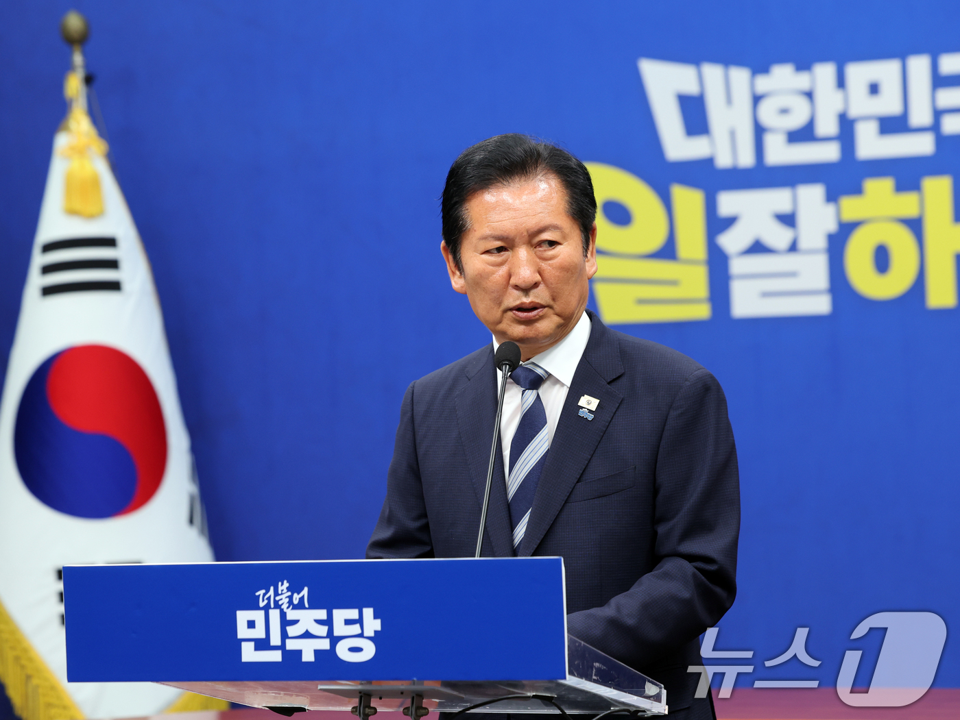 (서울=뉴스1) 황기선 기자 = 정청래 더불어민주당 대표가 4일 오전 서울 여의도 국회에서 열린 '6·3지방선거 결과' 관련 기자회견에서 모두발언을 하고 있다. 2026.6.4/뉴 …