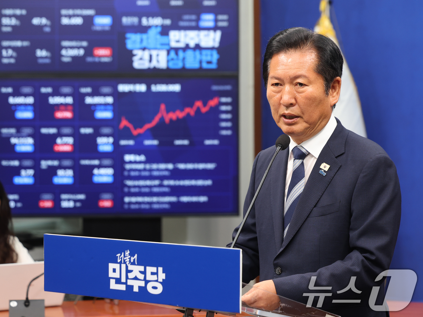 (서울=뉴스1) 황기선 기자 = 정청래 더불어민주당 대표가 4일 오전 서울 여의도 국회에서 열린 '6·3지방선거 결과' 관련 기자회견에서 모두발언을 하고 있다. 2026.6.4/뉴 …