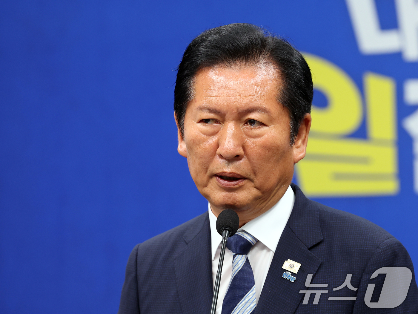 (서울=뉴스1) 황기선 기자 = 정청래 더불어민주당 대표가 4일 오전 서울 여의도 국회에서 열린 '6·3지방선거 결과' 관련 기자회견에서 모두발언을 하고 있다. 2026.6.4/뉴 …