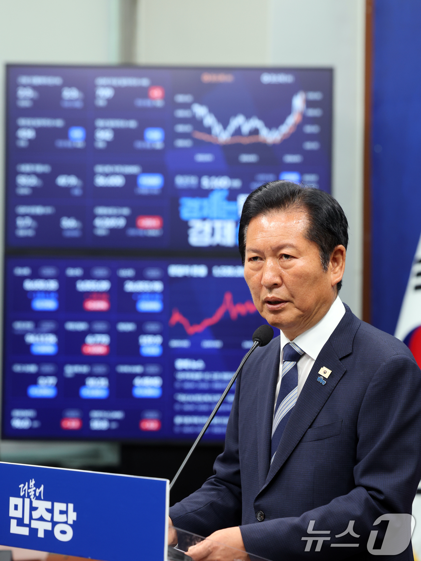 (서울=뉴스1) 황기선 기자 = 정청래 더불어민주당 대표가 4일 오전 서울 여의도 국회에서 열린 '6·3지방선거 결과' 관련 기자회견에서 모두발언을 하고 있다. 2026.6.4/뉴 …