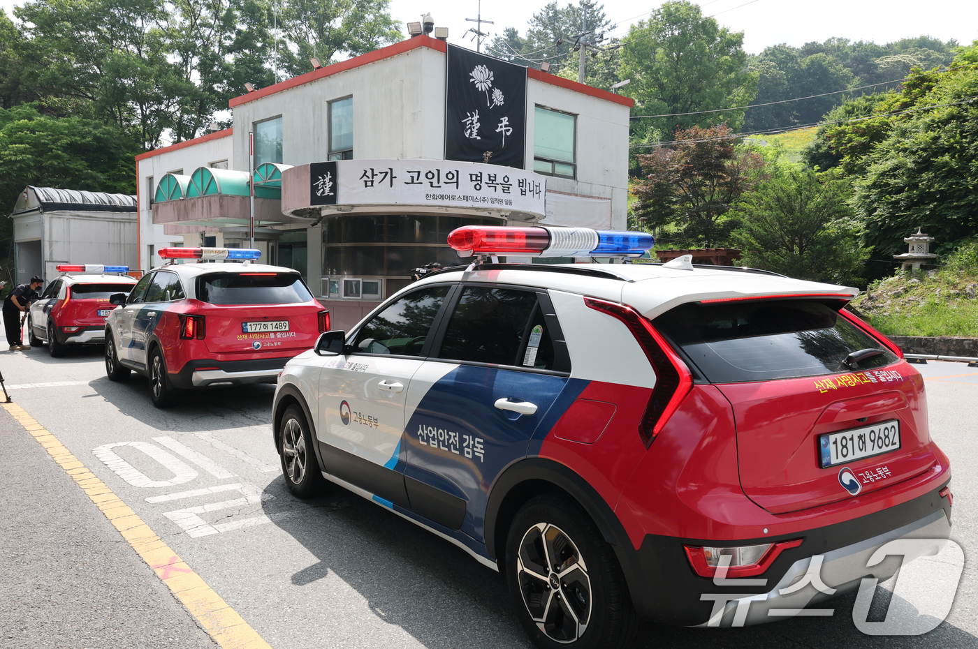 (대전=뉴스1) 김기태 기자 = 대전경찰청 등 수사전담팀이 4일 오전 한화에어로스페이스 대전사업장에서 압수수색을 하기 위해 차량으로 진입하고 있다.전담수사팀은 이날 한화에어로스페이 …