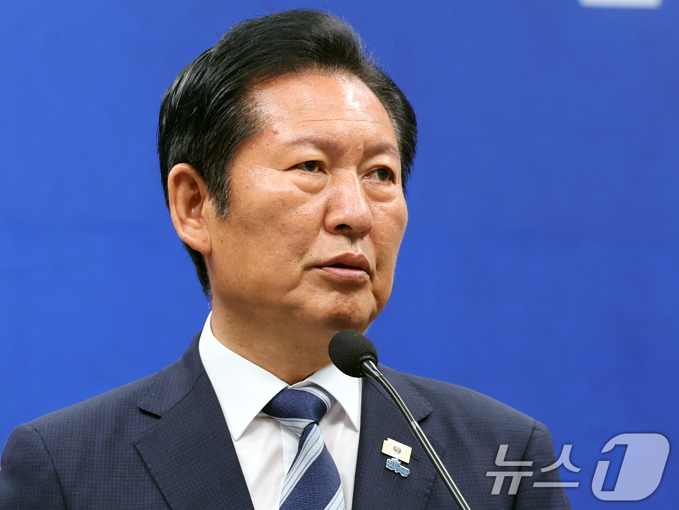 (서울=뉴스1) 황기선 기자 = 정청래 더불어민주당 대표가 4일 오전 서울 여의도 국회에서 열린 '6·3지방선거 결과' 관련 기자회견에서 모두발언을 하고 있다. 2026.6.4/뉴 …