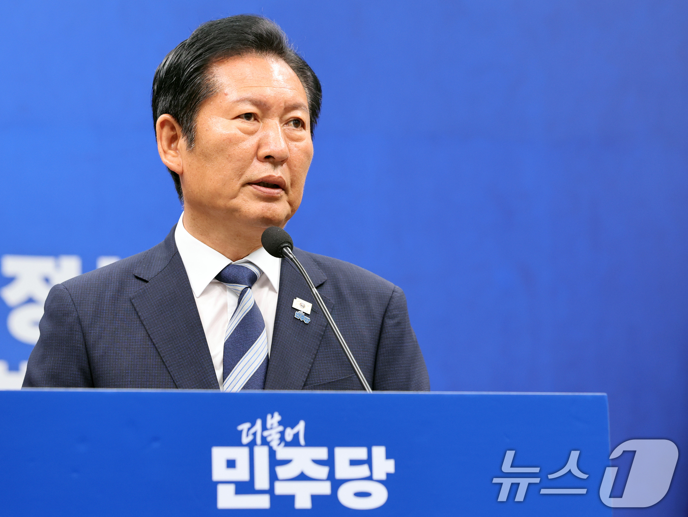(서울=뉴스1) 황기선 기자 = 정청래 더불어민주당 대표가 4일 오전 서울 여의도 국회에서 열린 '6·3지방선거 결과' 관련 기자회견에서 모두발언을 하고 있다. 2026.6.4/뉴 …
