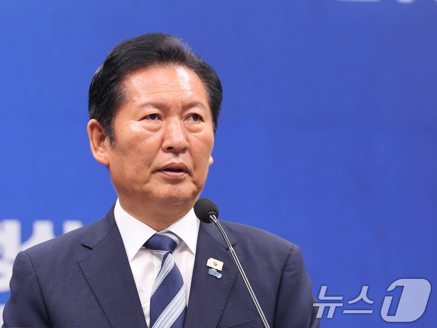 (서울=뉴스1) 황기선 기자 = 정청래 더불어민주당 대표가 4일 오전 서울 여의도 국회에서 열린 '6·3지방선거 결과' 관련 기자회견에서 모두발언을 하고 있다. 2026.6.4/뉴 …