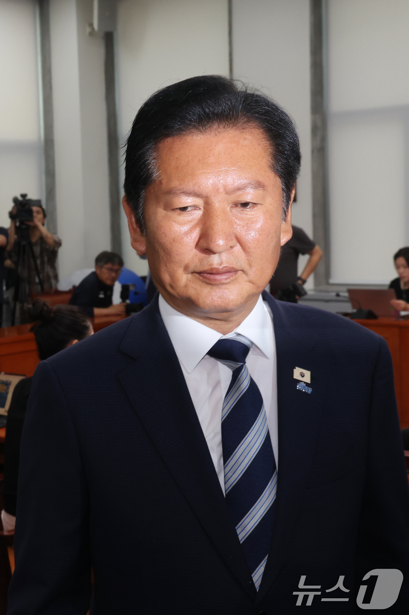 (서울=뉴스1) 황기선 기자 = 정청래 더불어민주당 대표가 4일 오전 서울 여의도 국회에서 열린 '6·3지방선거 결과' 관련 기자회견을 마치고 발걸음을 옮기고 있다.  2026.6 …