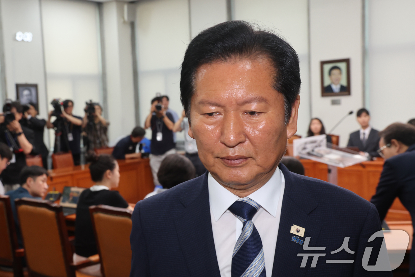 (서울=뉴스1) 황기선 기자 = 정청래 더불어민주당 대표가 4일 오전 서울 여의도 국회에서 열린 '6·3지방선거 결과' 관련 기자회견을 마치고 발걸음을 옮기고 있다.  2026.6 …